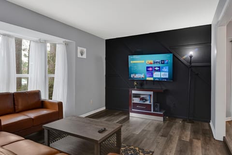 Home for summer with pool, pool table, outdoor kitchen,patio and balcony House in Houston