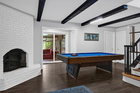 Home for summer with pool, pool table, outdoor kitchen,patio and balcony House in Houston