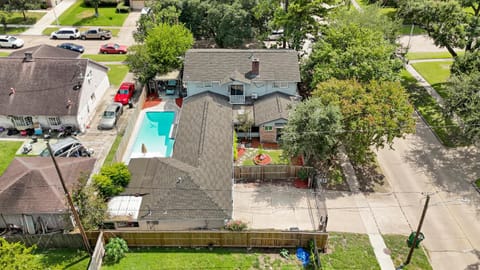 Home for summer with pool, pool table, outdoor kitchen,patio and balcony House in Houston
