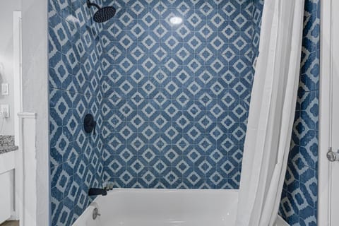 Home for summer with pool, pool table, outdoor kitchen,patio and balcony House in Houston