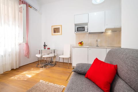 Kitchen or kitchenette, Living room, Seating area, Dining area