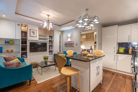 Kitchen or kitchenette, Living room, Seating area, Dining area