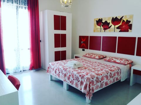 Shower, Toilet, Bed, Bathroom, TV and multimedia, Balcony/Terrace, Photo of the whole room, Bedroom