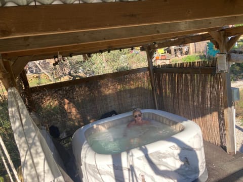 Arche de Noé atypique, bohème , nature, piscine chauffée de Pâques à Toussaint , spa , sauna , loisirs Bed and Breakfast in Le Beausset