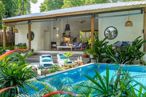 Property building, Patio, Garden, Kitchen or kitchenette, Living room, Seating area, Dining area, Pool view, Swimming pool