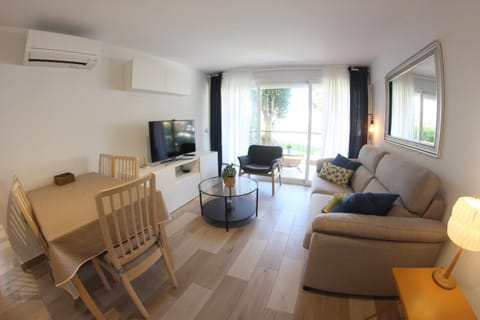 Living room, Dining area, Garden view