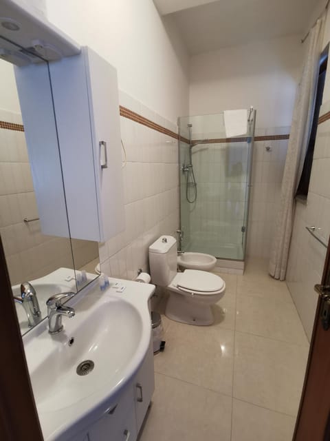 Shower, Toilet, Bathroom, bidet, towels