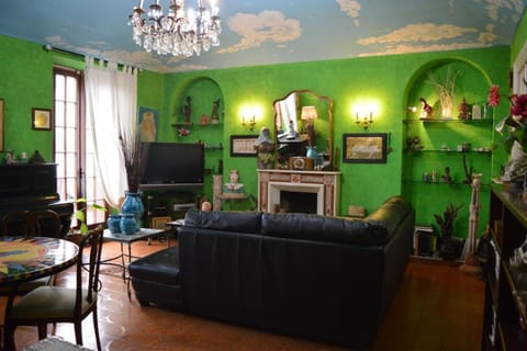 Communal lounge/ TV room, TV and multimedia, Living room, Seating area, Evening entertainment