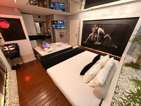 Bed, TV and multimedia, Photo of the whole room, Bedroom