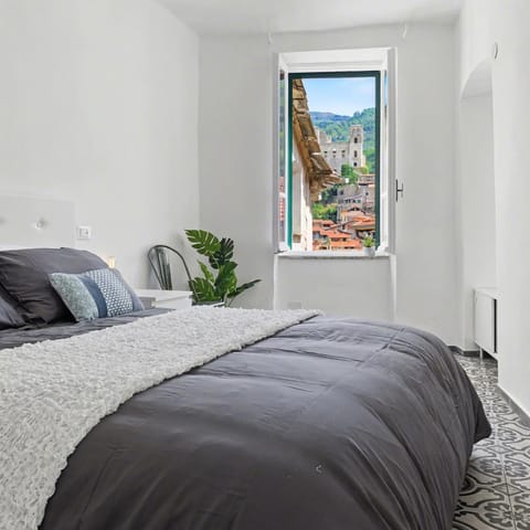 View (from property/room), Bedroom, City view, Landmark view, Mountain view