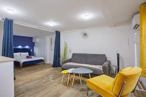 Bed, Living room, Photo of the whole room, Dining area, Bedroom, air conditioner