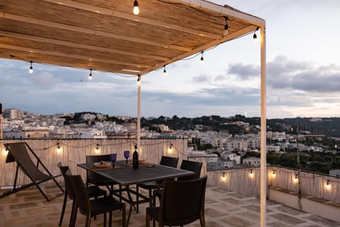 Property building, Natural landscape, View (from property/room), Balcony/Terrace, Dining area, City view