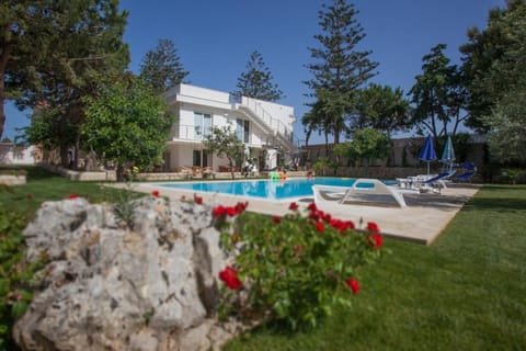 Property building, Day, Garden, Solarium, View (from property/room), Garden view, Pool view, Swimming pool, Swimming pool, Swimming pool, furniture, sunbed