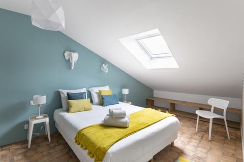 Bed, Bedroom, towels