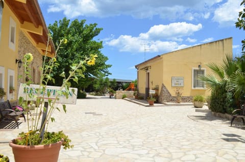 Patio, Day, Garden, Balcony/Terrace