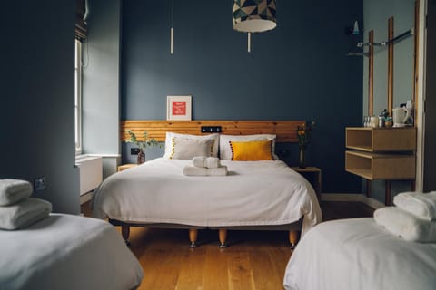 Bed, Bathroom, Photo of the whole room, Bedroom, group of guests, Family, towels