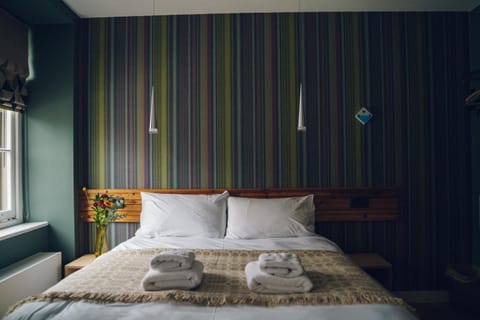 Bed, Bedroom, group of guests, Family, towels