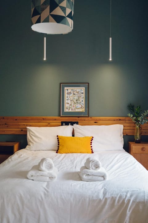 Bed, Bedroom, towels