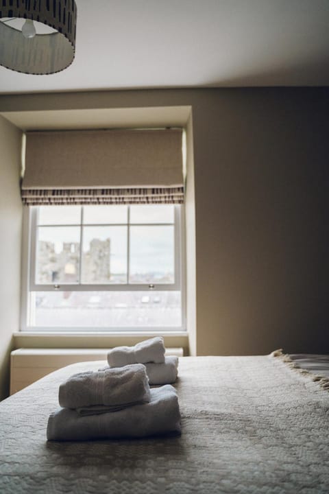 Bed, View (from property/room), Bedroom, City view, Landmark view, Mountain view, towels