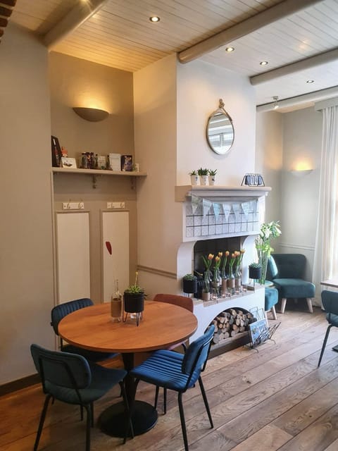 Lounge or bar, Seating area, Dining area, Breakfast, Lunch, Drinks