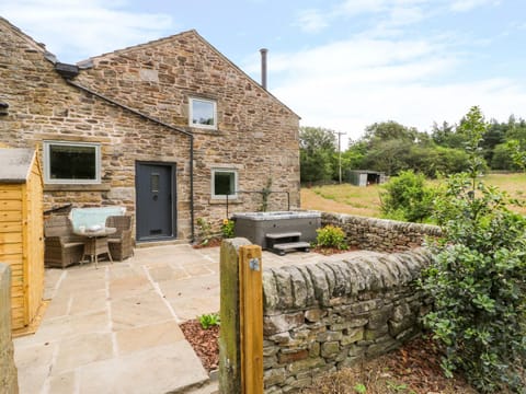 Overlea Cowshed House in Hayfield