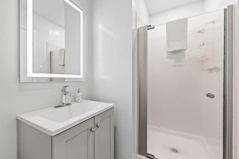 Shower, Bathroom, towels