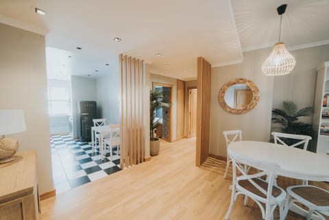 Kitchen or kitchenette, Living room, Seating area, Dining area