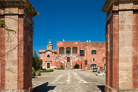 Facade/entrance, View (from property/room)