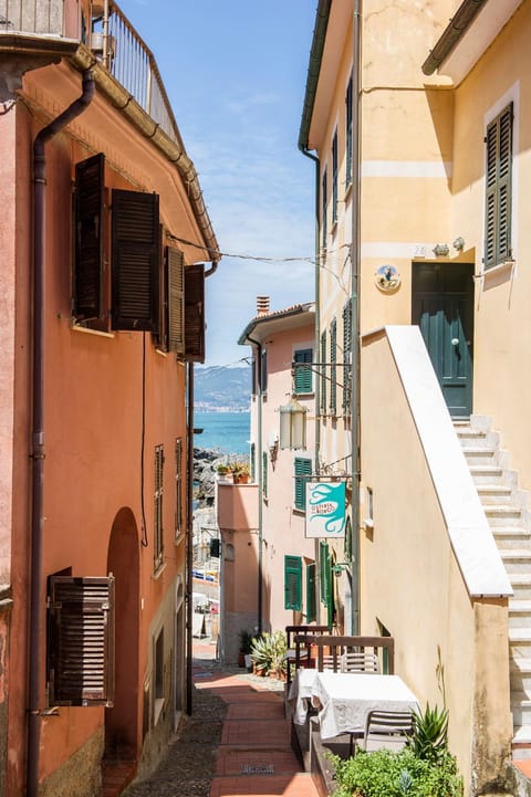 Neighbourhood, Street view