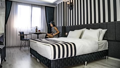 Bed, Other, Photo of the whole room, Decorative detail, Decorative detail, Dining area, Bedroom, On site