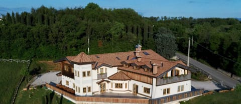 Restaurant/places to eat, Bird's eye view, Garden view, Garden view, Mountain view, Mountain view, Seasons