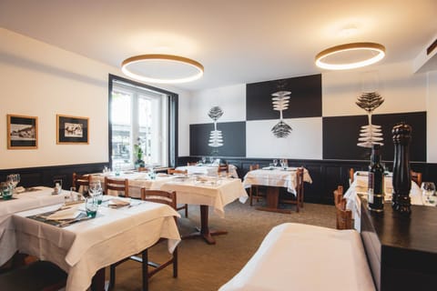 Restaurant/places to eat, Banquet/Function facilities