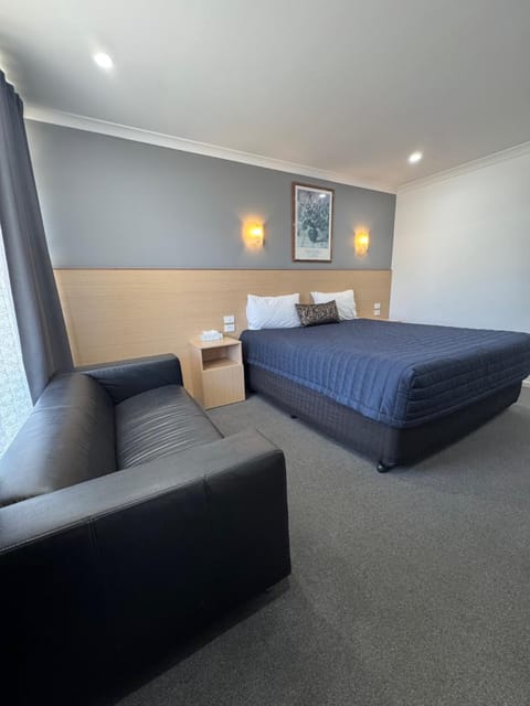 Bed, Photo of the whole room, Seating area, Bedroom