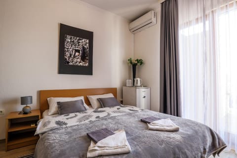 Bed, Bedroom, towels