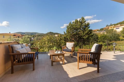 Property building, Balcony/Terrace, Living room