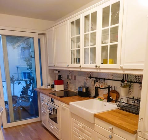 Kitchen or kitchenette, Dining area, dishwasher