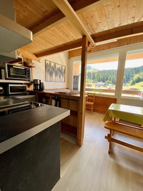 View (from property/room), Kitchen or kitchenette, Living room