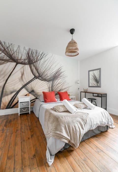 Bed, Photo of the whole room, Bedroom