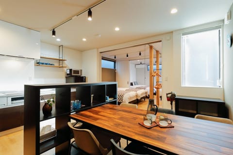 Kitchen or kitchenette, Dining area, minibar, stove