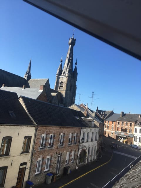 Nearby landmark, Neighbourhood, Photo of the whole room, City view