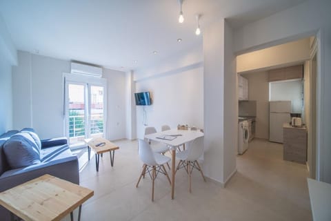 Facade/entrance, TV and multimedia, Kitchen or kitchenette, Living room, Seating area, Dining area, oven