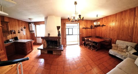 TV and multimedia, Kitchen or kitchenette, Living room, Seating area, Dining area, fireplace