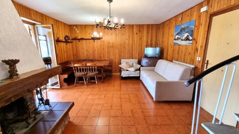 TV and multimedia, Living room, Seating area, Dining area, fireplace