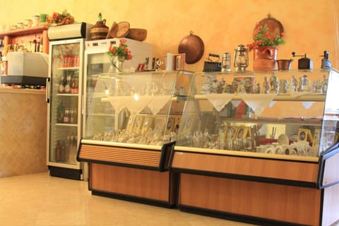 Lounge or bar, Food and drinks