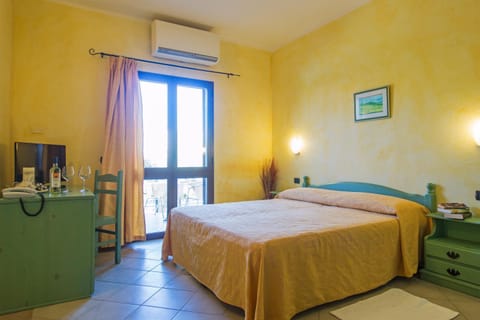 Bed, TV and multimedia, Bedroom, air conditioner