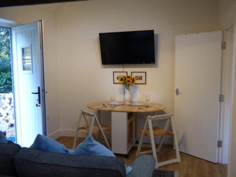 TV and multimedia, Seating area, Dining area