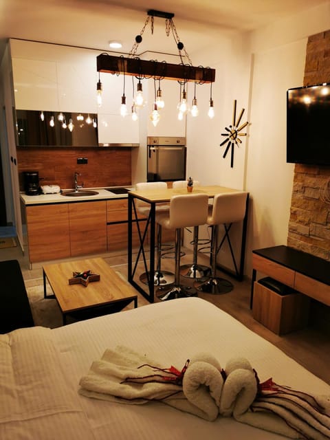 Kitchen or kitchenette, Dining area