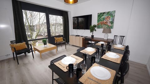 TV and multimedia, Living room, Seating area, Dining area