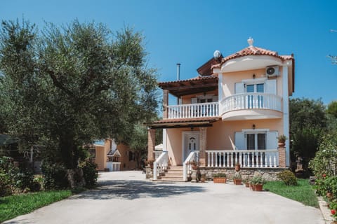 Property building, Garden, Balcony/Terrace