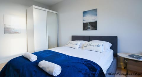 Seating area, Bedroom, towels